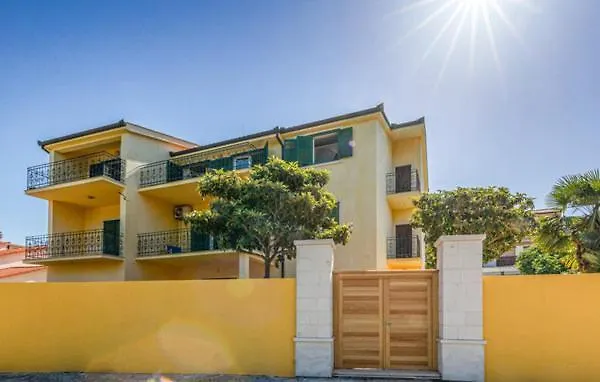 Na Zlatnom Jezeru アパート プロチェ